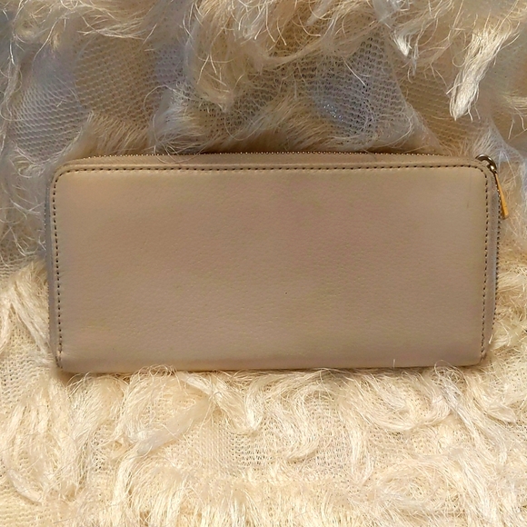 Michael Kors Light Cream Zipper Wallet - Picture 4 of 10